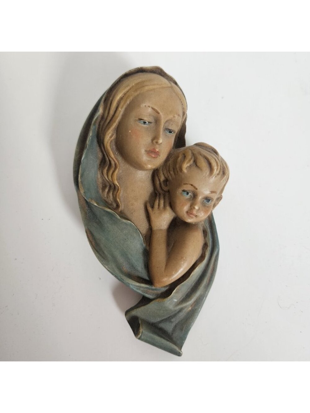 Vintage Madonna and Jesus Roman made in Italy resin wall hanging 4.5 in